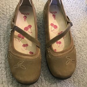 New in a box Ahnu Gracie Pro size 8